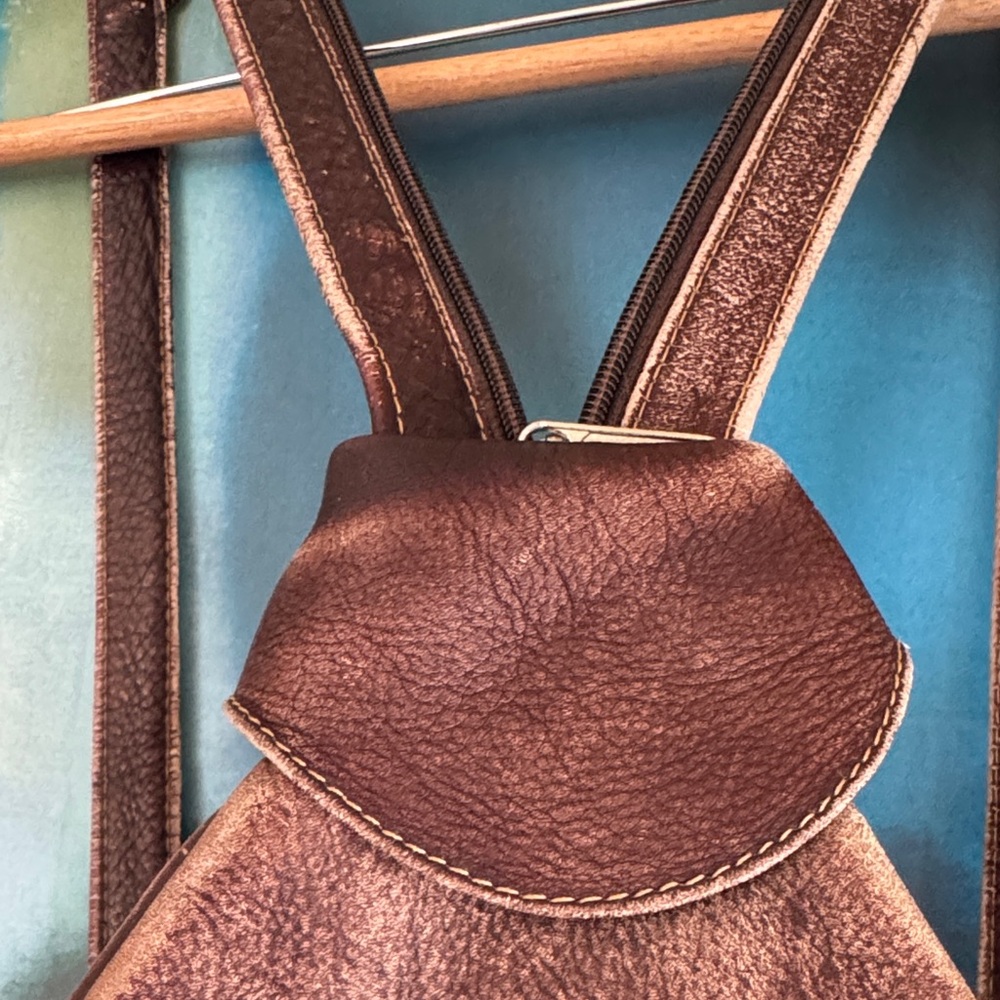 Leather Ranch convertible sling backpack - Picture 3 of 6